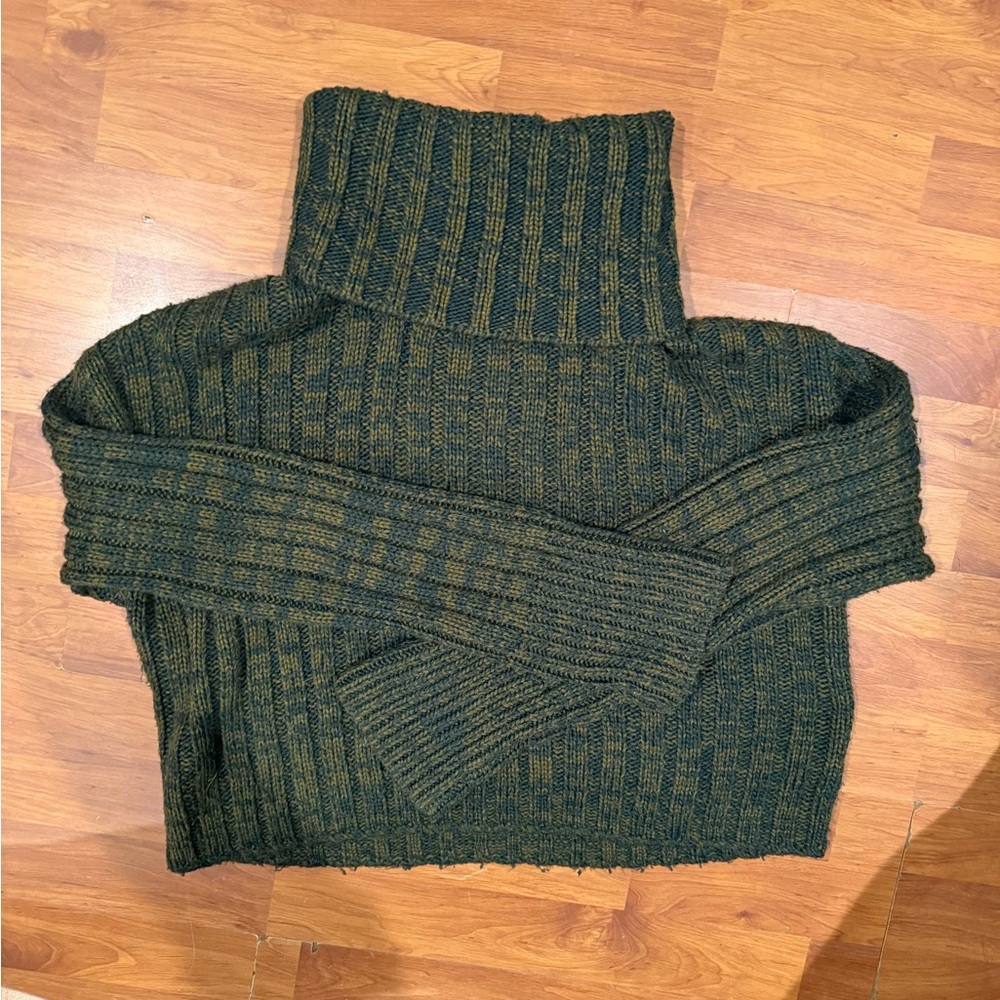 Cropped Urban Outfitters Turtleneck